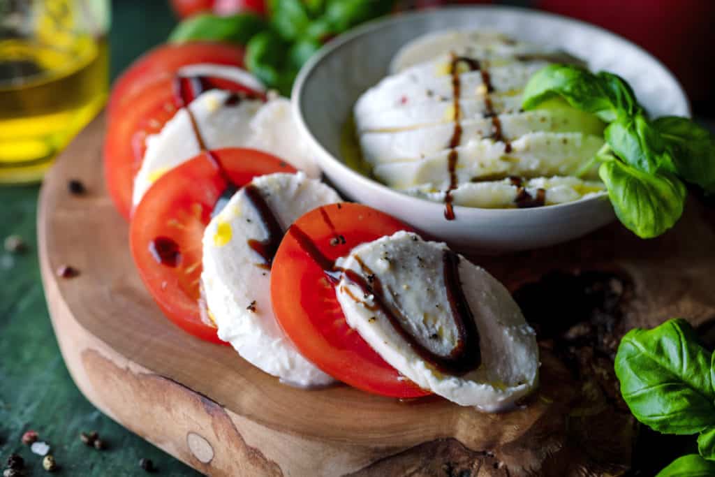 Feinkost mit Mozzarela und Tomaten