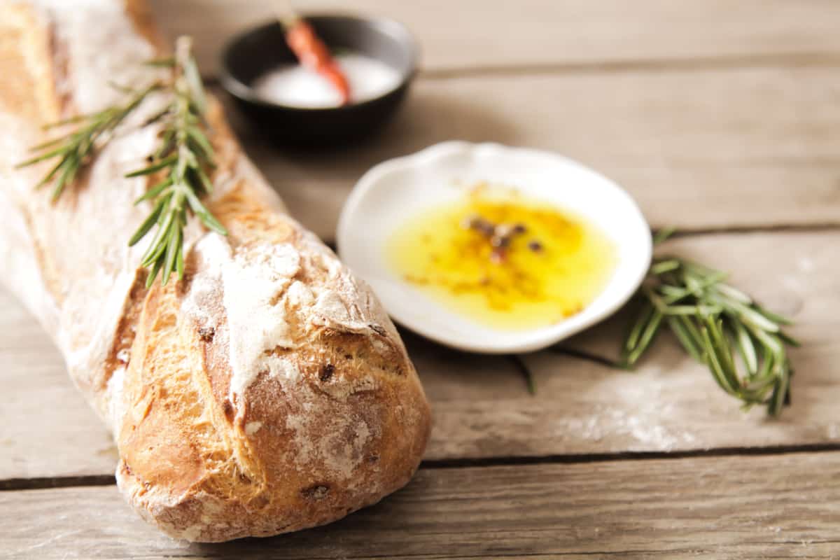 Feinkost mit Olivenöl und Brot