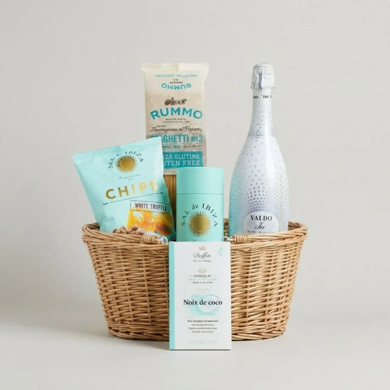 Geschenkkorb Hauch von Türkis mit Sekt, Sal de Ibiza Trüffelchips, Sal de Ibiza Meersalz im Schmuckstreuer, Schokolade und Spaghetti
