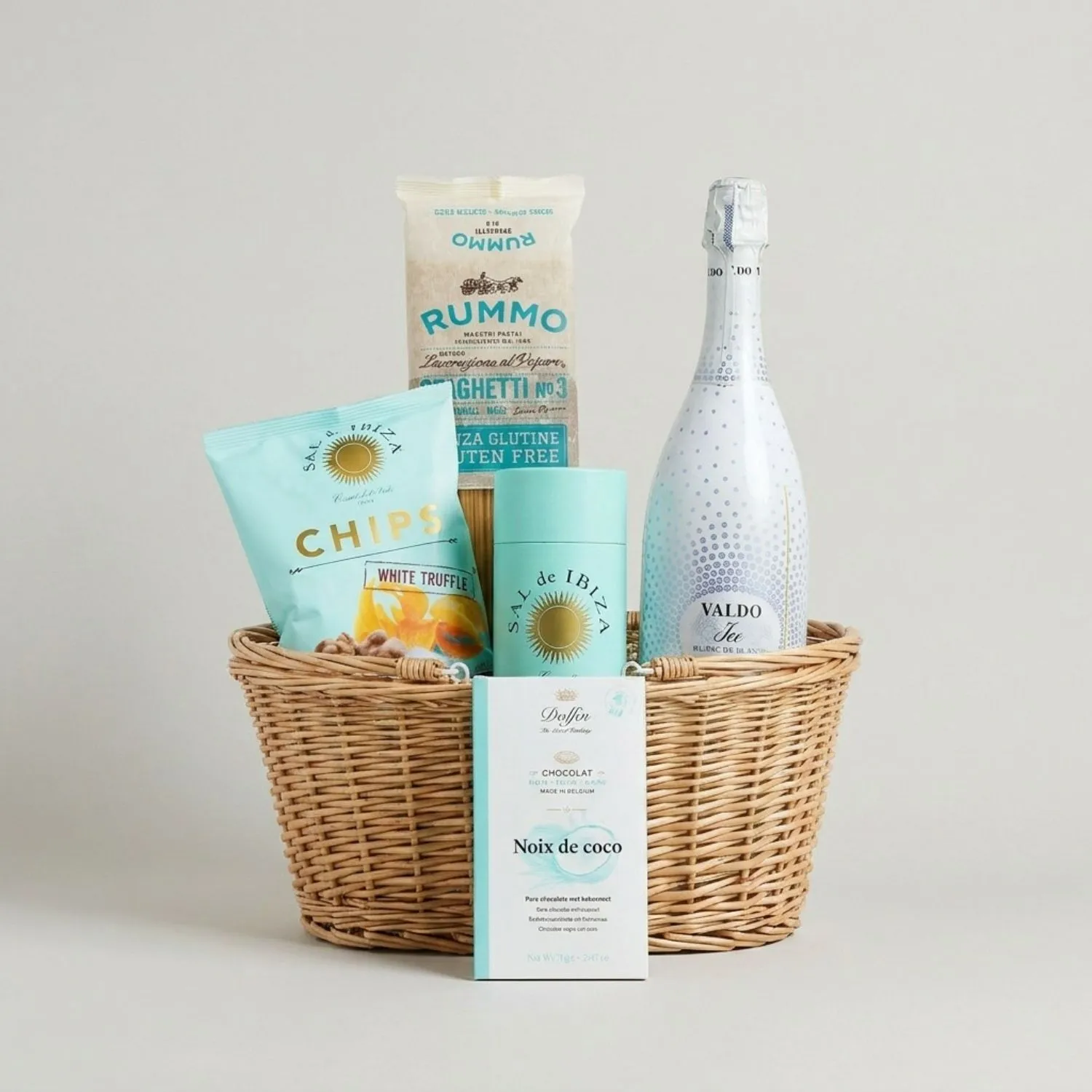 Geschenkkorb Hauch von Türkis mit Sekt, Sal de Ibiza Trüffelchips, Sal de Ibiza Meersalz im Schmuckstreuer, Schokolade und Spaghetti