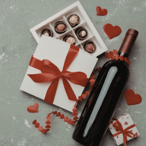 Geschenkkorb mit Wein und Schokolade