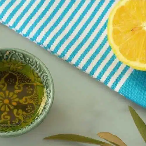 Olivenöl und Zitrone im Geschenkkorb