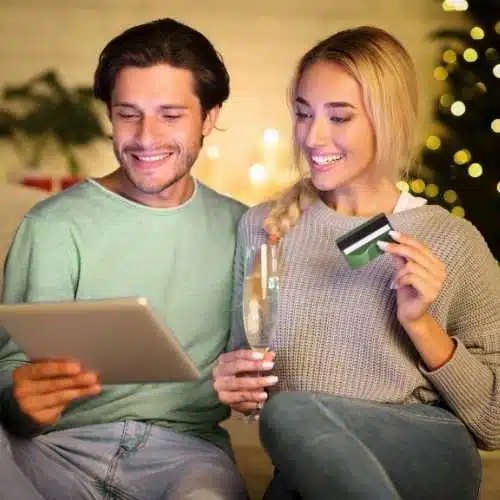 Ein Liebespaar möchte ein Geschenkkorb kaufen