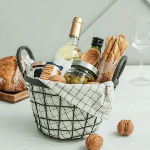 Geschenkkorb verpacken ohne Folie: 7 Ideen, die edler aussehen als Cellophan