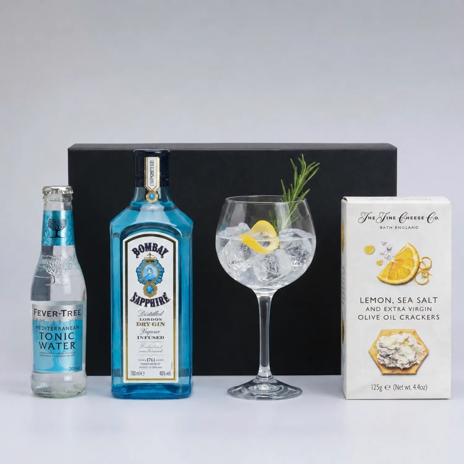 Geschenkkorb mit Bombay Gin, Tonic Water und Zitronencrackern