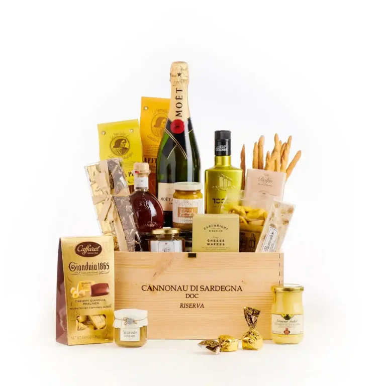 Stilvoller Geschenkkorb mit ausgewählter Feinkost in Gold